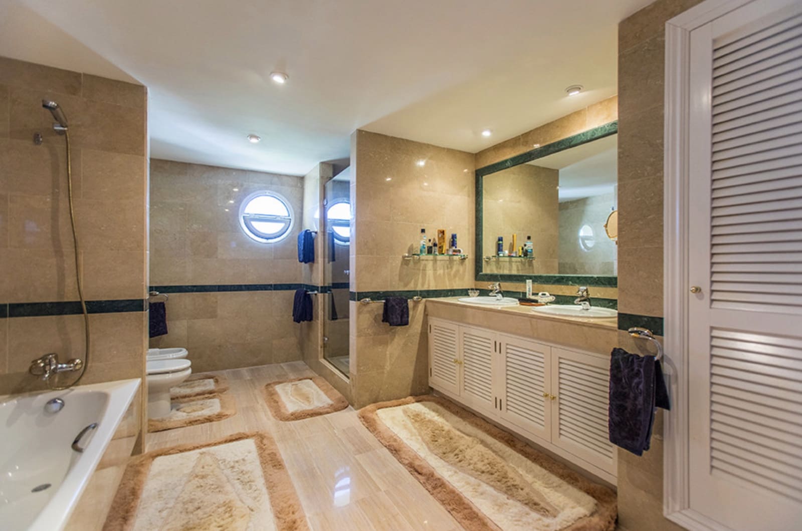 3 sypialnia Penthouse na sprzedaż w Marbella z basenem garażem - 2 100 000 € (Ref: 8743130)