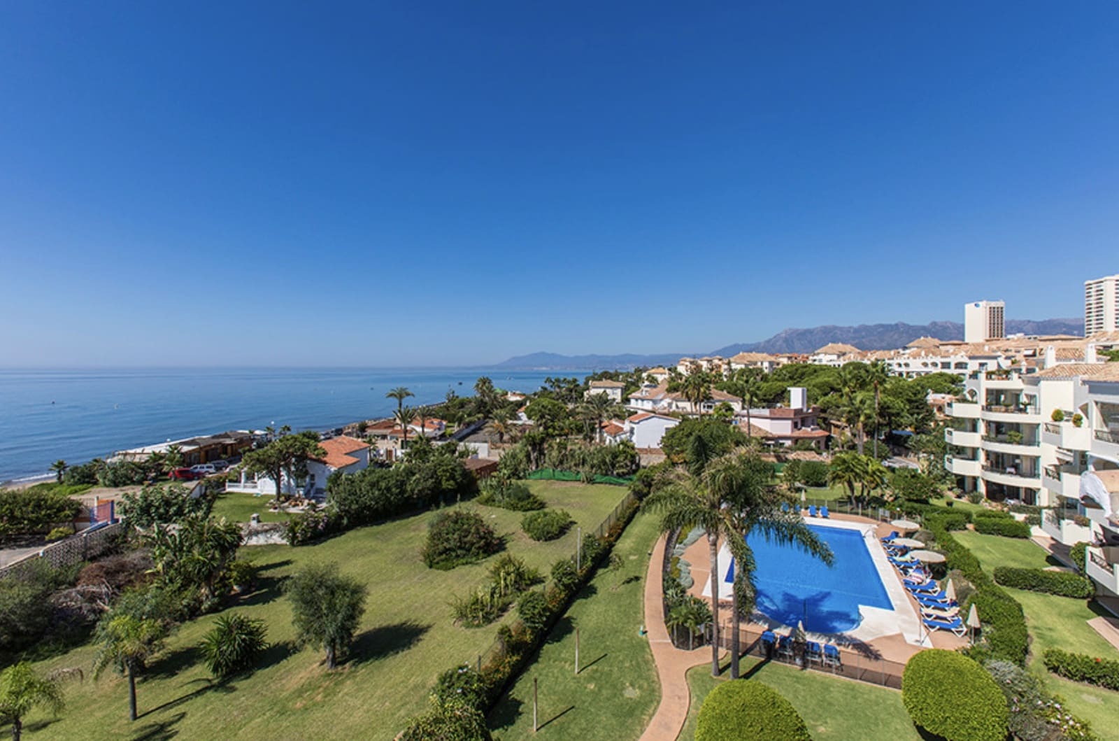 3 sypialnia Penthouse na sprzedaż w Marbella z basenem garażem - 2 100 000 € (Ref: 8743130)