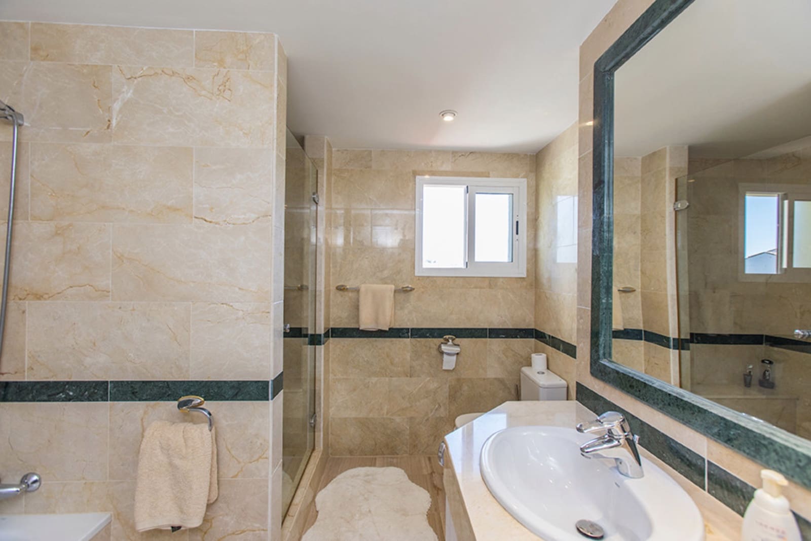 3 sypialnia Penthouse na sprzedaż w Marbella z basenem garażem - 2 100 000 € (Ref: 8743130)
