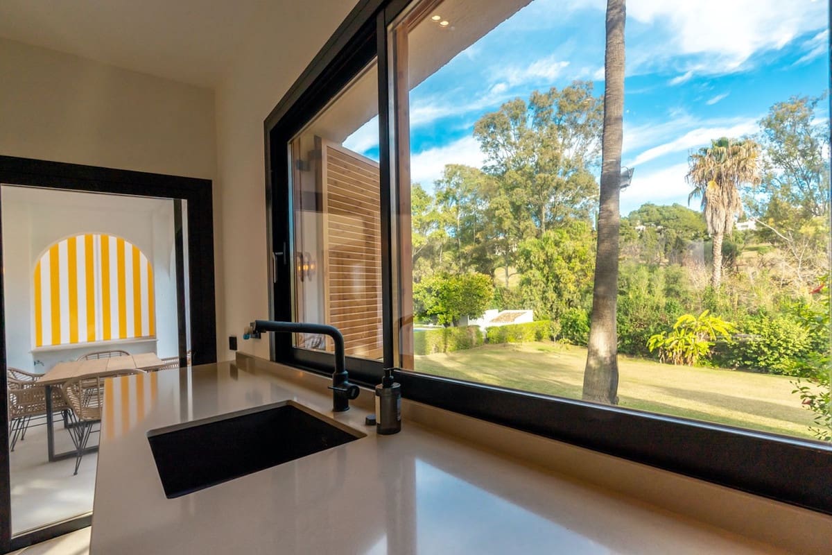 3 chambre Appartement à vendre à Nueva Andalucia avec piscine garage - 599 995 € (Ref: 8759836)