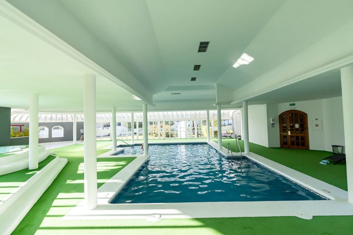 3 chambre Appartement à vendre à Nueva Andalucia avec piscine garage - 599 995 € (Ref: 8759836)