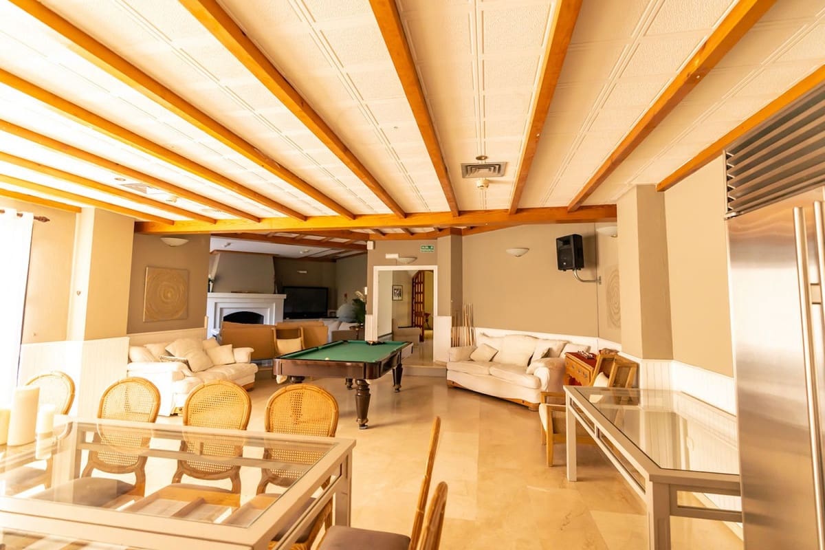 3 chambre Appartement à vendre à Nueva Andalucia avec piscine garage - 599 995 € (Ref: 8759836)