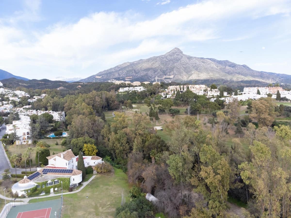 3 chambre Appartement à vendre à Nueva Andalucia avec piscine garage - 599 995 € (Ref: 8759836)