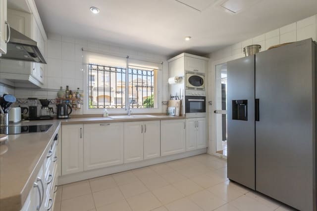 4 sypialnia Penthouse na sprzedaż w Marbella z basenem garażem - 1 530 000 € (Ref: 8773299)