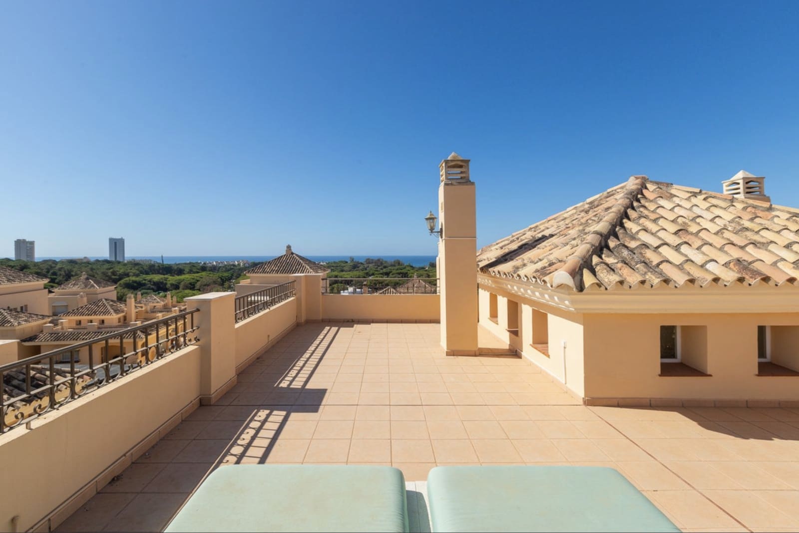 4 sypialnia Penthouse na sprzedaż w Marbella z basenem garażem - 1 530 000 € (Ref: 8773299)