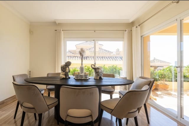 4 sypialnia Penthouse na sprzedaż w Marbella z basenem garażem - 1 530 000 € (Ref: 8773299)