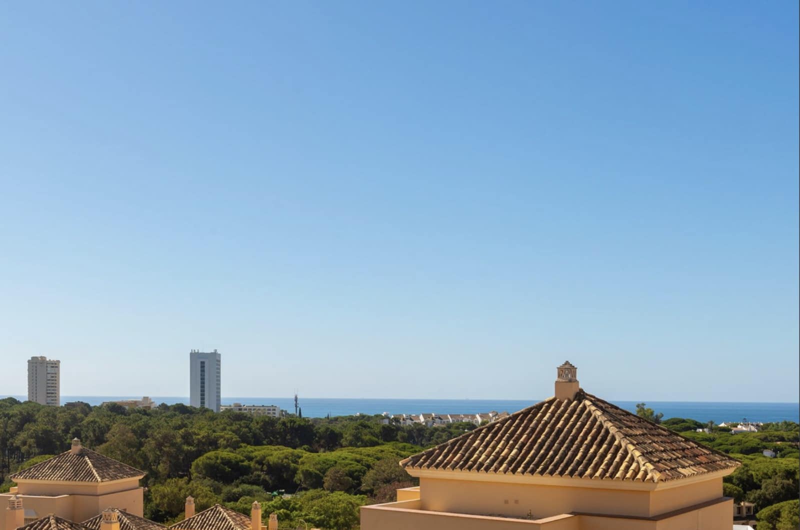 4 sypialnia Penthouse na sprzedaż w Marbella z basenem garażem - 1 530 000 € (Ref: 8773299)