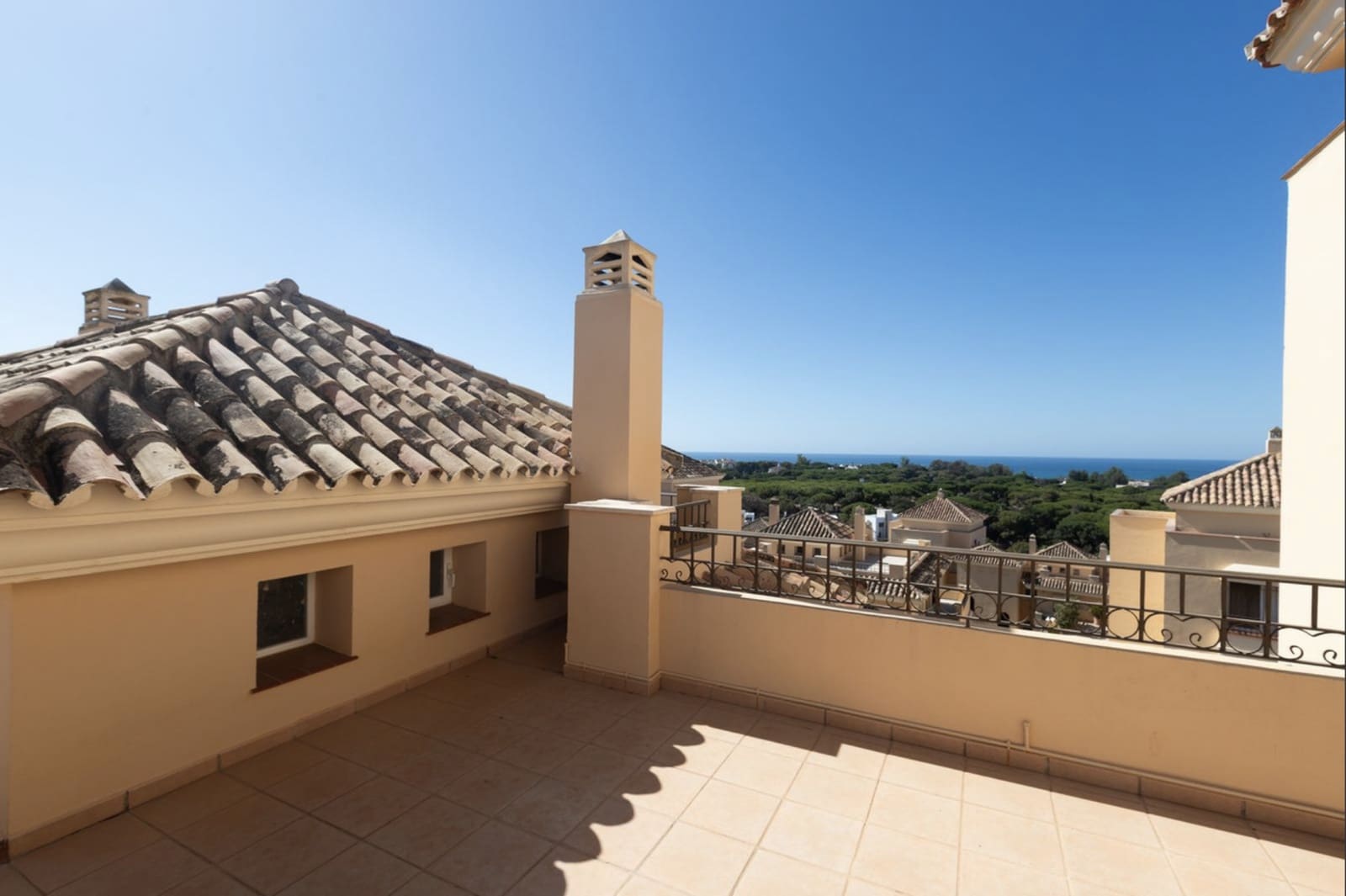 4 sypialnia Penthouse na sprzedaż w Marbella z basenem garażem - 1 530 000 € (Ref: 8773299)