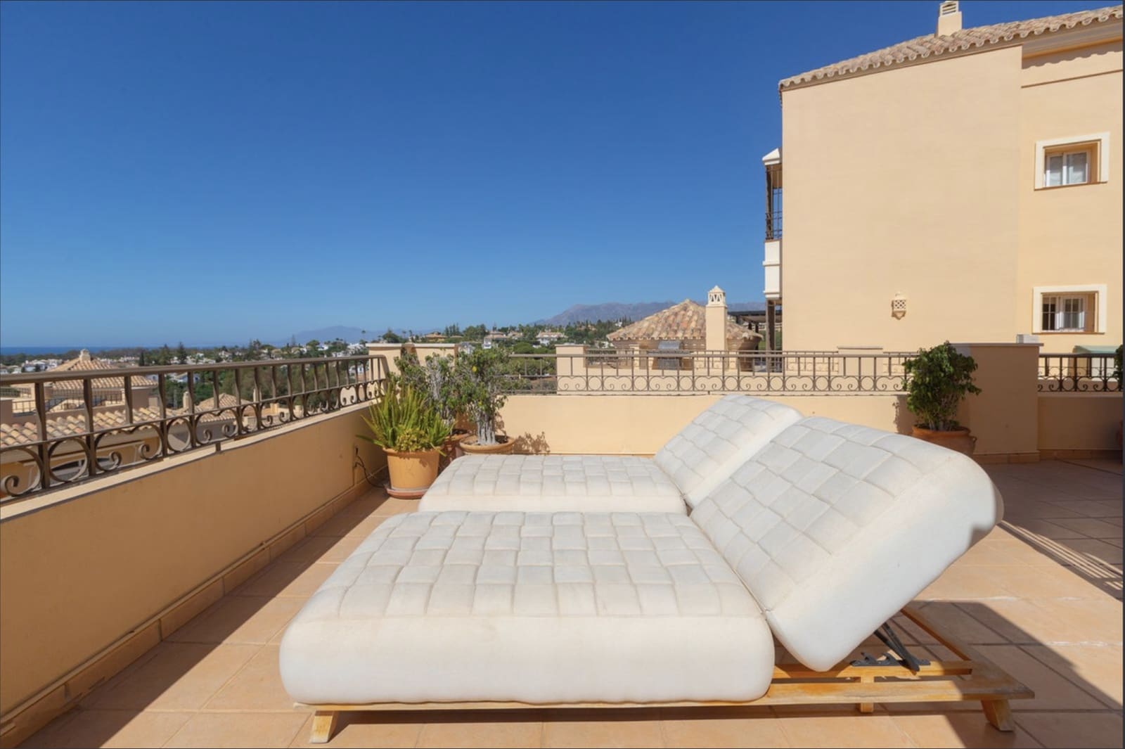 4 sypialnia Penthouse na sprzedaż w Marbella z basenem garażem - 1 530 000 € (Ref: 8773299)
