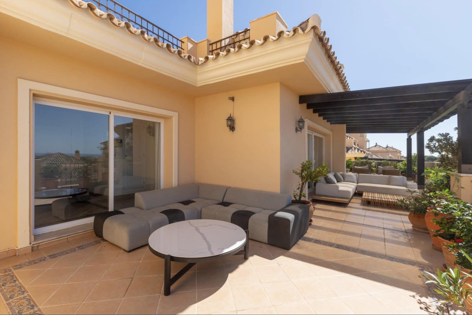 4 sypialnia Penthouse na sprzedaż w Marbella z basenem garażem - 1 530 000 € (Ref: 8773299)