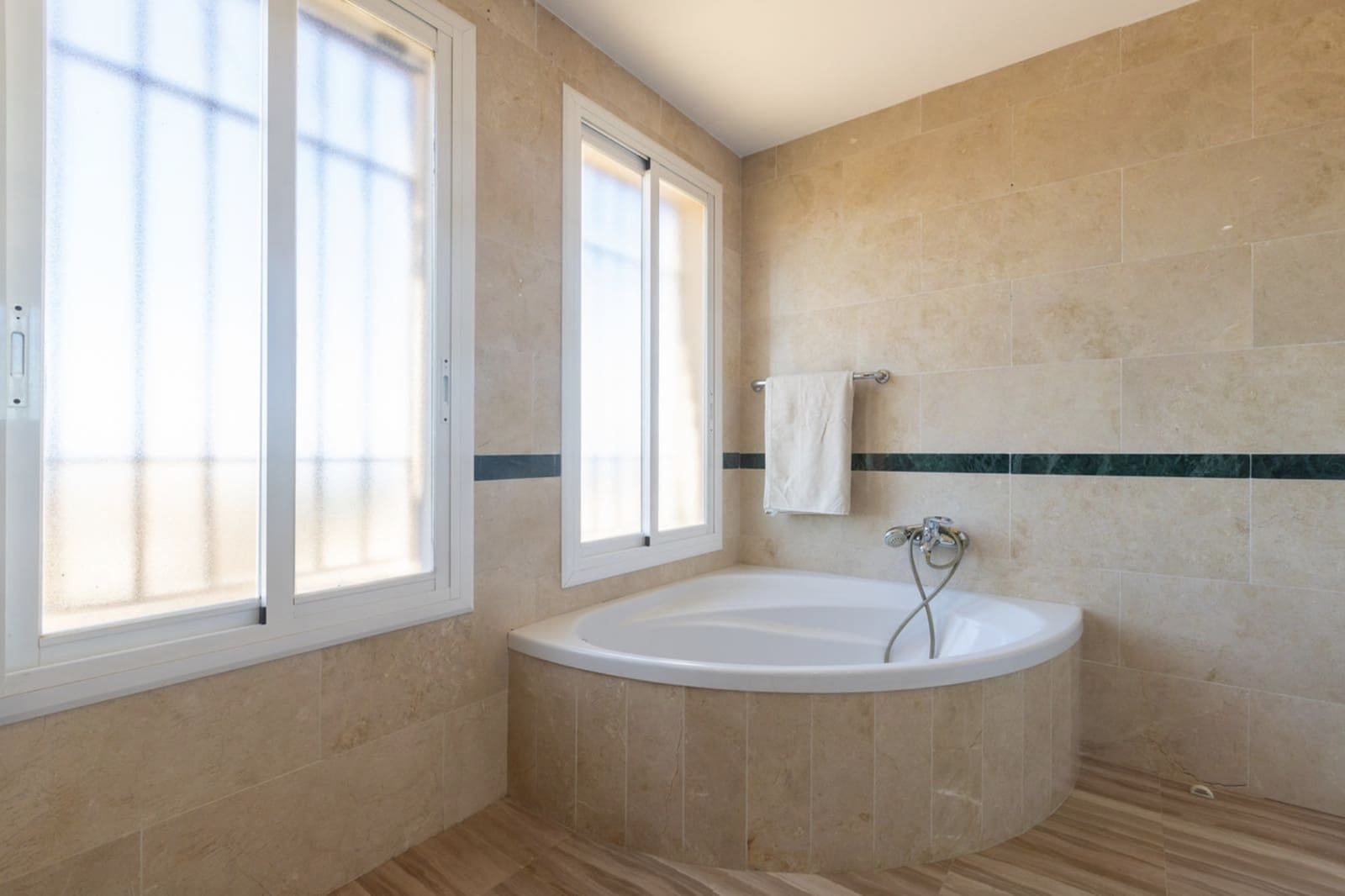 4 sypialnia Penthouse na sprzedaż w Marbella z basenem garażem - 1 530 000 € (Ref: 8773299)