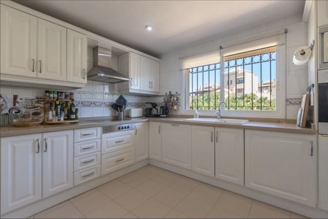 4 sypialnia Penthouse na sprzedaż w Marbella z basenem garażem - 1 530 000 € (Ref: 8773299)