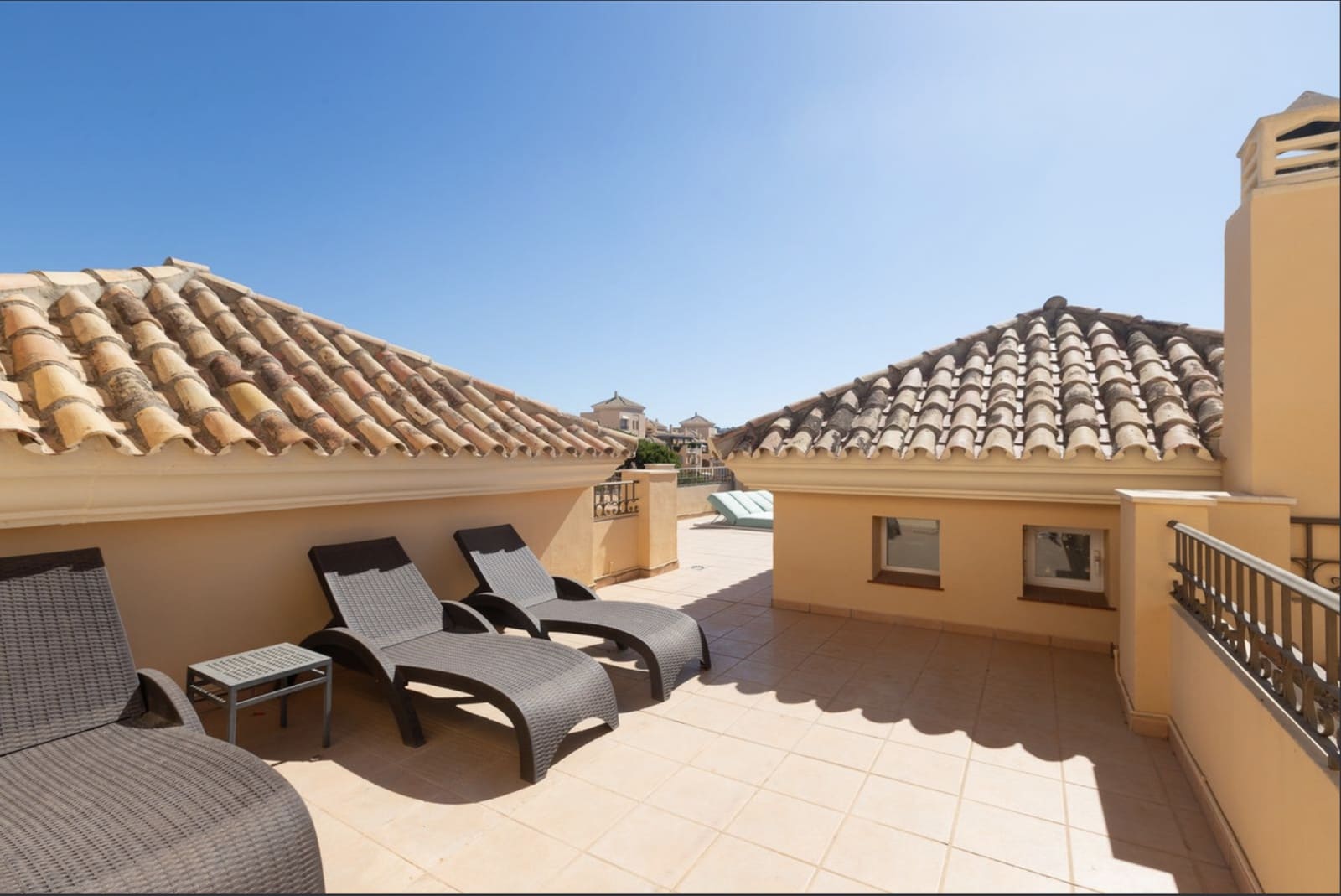 4 sypialnia Penthouse na sprzedaż w Marbella z basenem garażem - 1 530 000 € (Ref: 8773299)