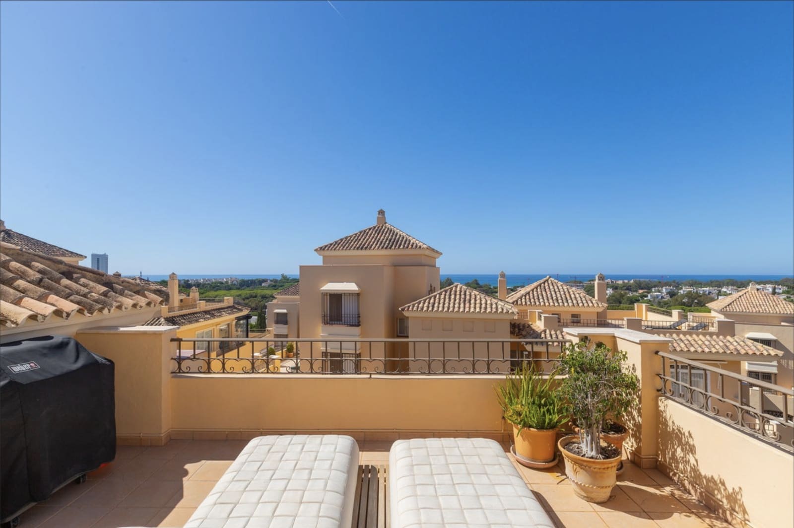 4 sypialnia Penthouse na sprzedaż w Marbella z basenem garażem - 1 530 000 € (Ref: 8773299)