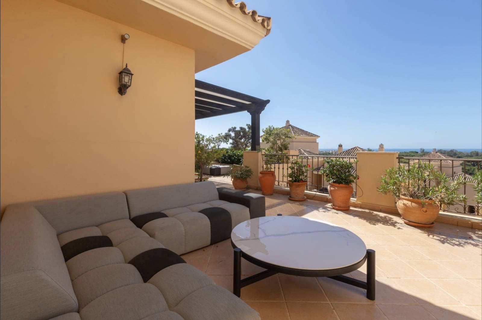 4 sypialnia Penthouse na sprzedaż w Marbella z basenem garażem - 1 530 000 € (Ref: 8773299)