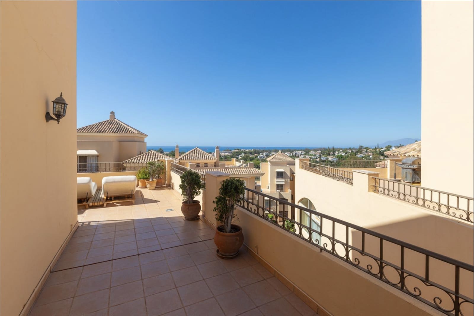 4 sypialnia Penthouse na sprzedaż w Marbella z basenem garażem - 1 530 000 € (Ref: 8773299)