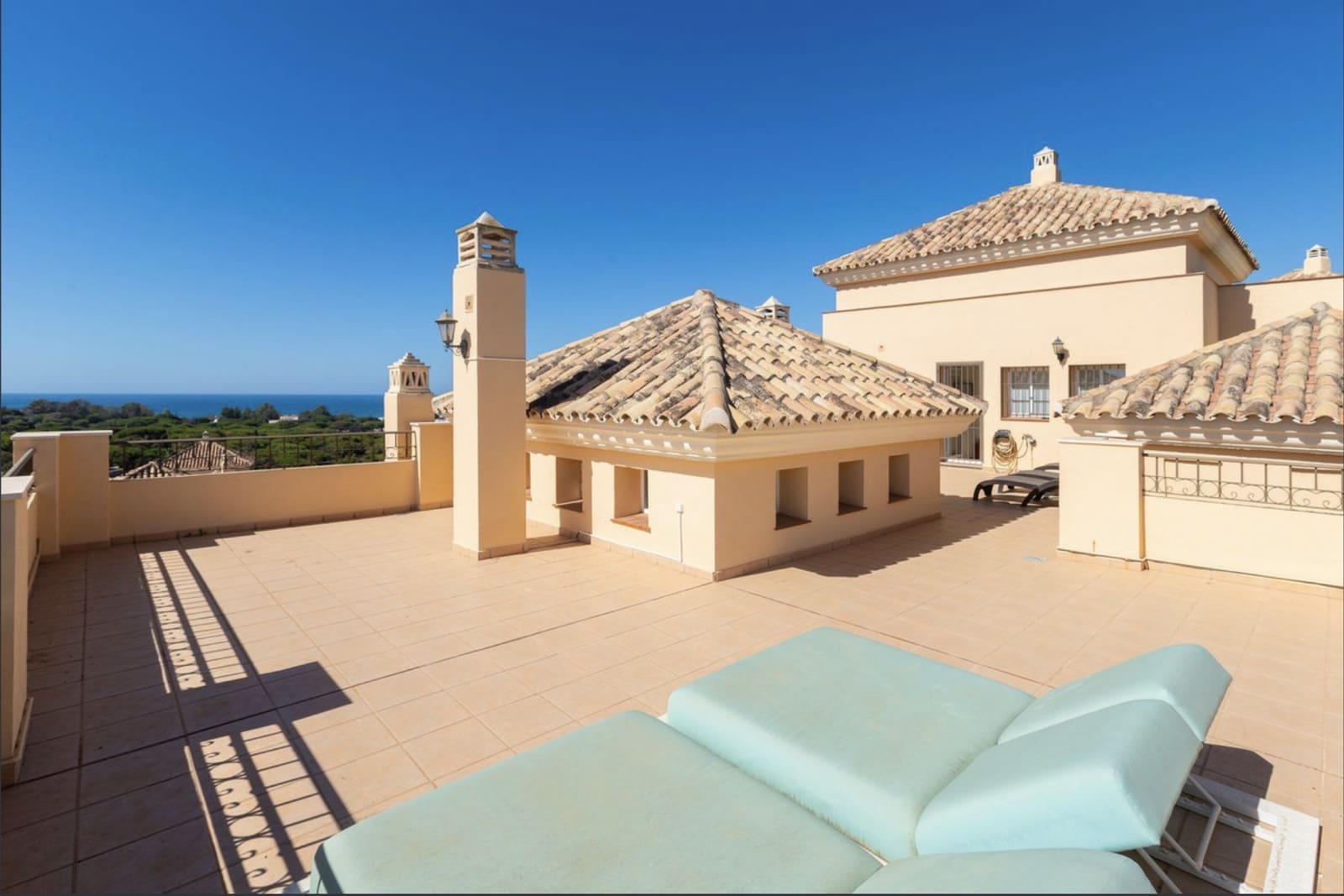 4 sypialnia Penthouse na sprzedaż w Marbella z basenem garażem - 1 530 000 € (Ref: 8773299)