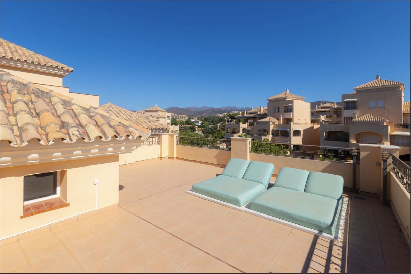 4 sypialnia Penthouse na sprzedaż w Marbella z basenem garażem - 1 530 000 € (Ref: 8773299)