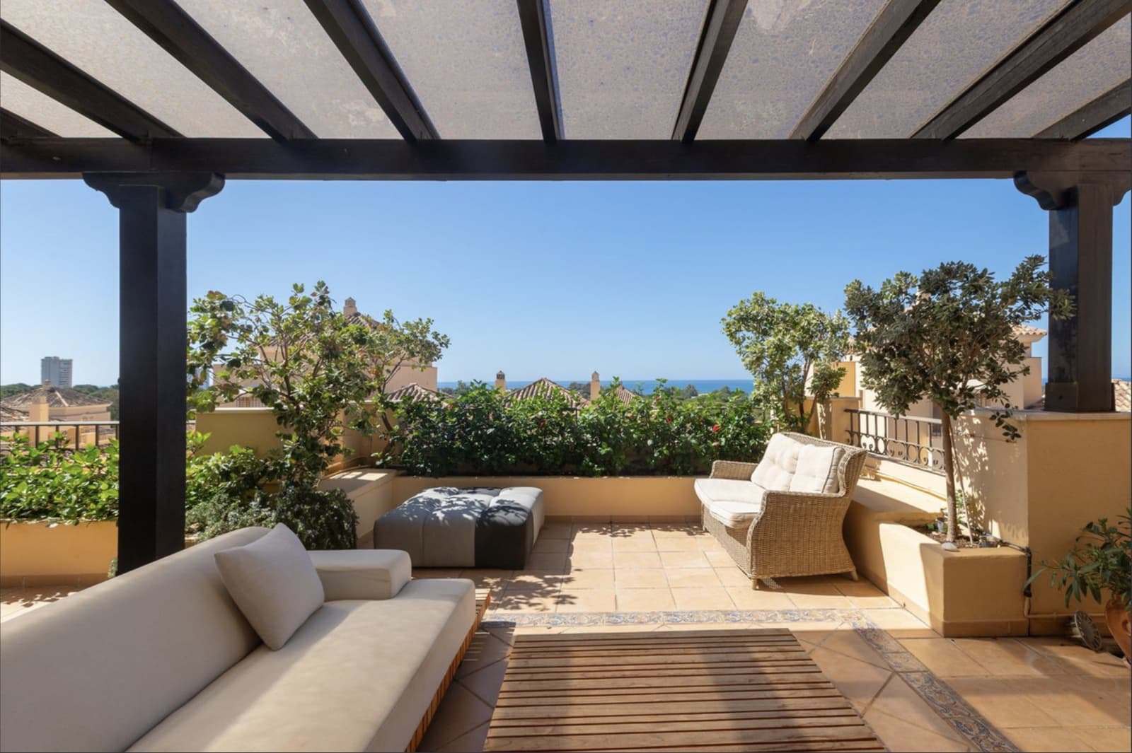 4 sypialnia Penthouse na sprzedaż w Marbella z basenem garażem - 1 530 000 € (Ref: 8773299)