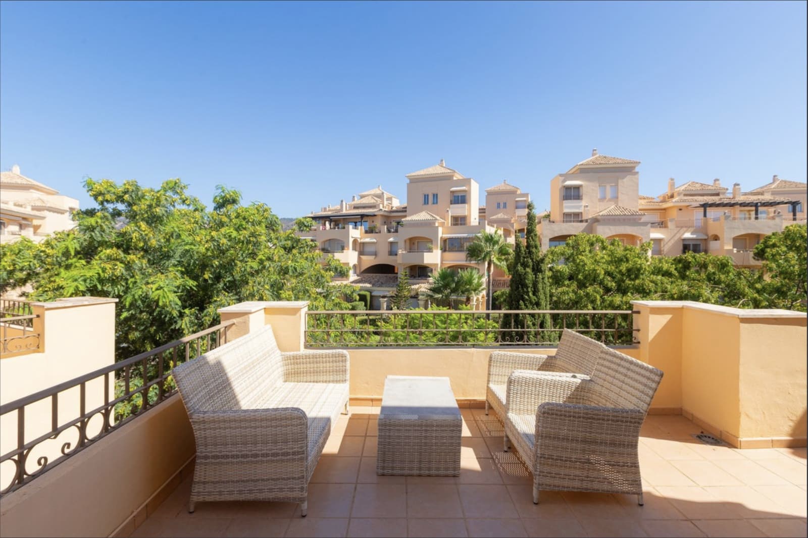 4 sypialnia Penthouse na sprzedaż w Marbella z basenem garażem - 1 530 000 € (Ref: 8773299)