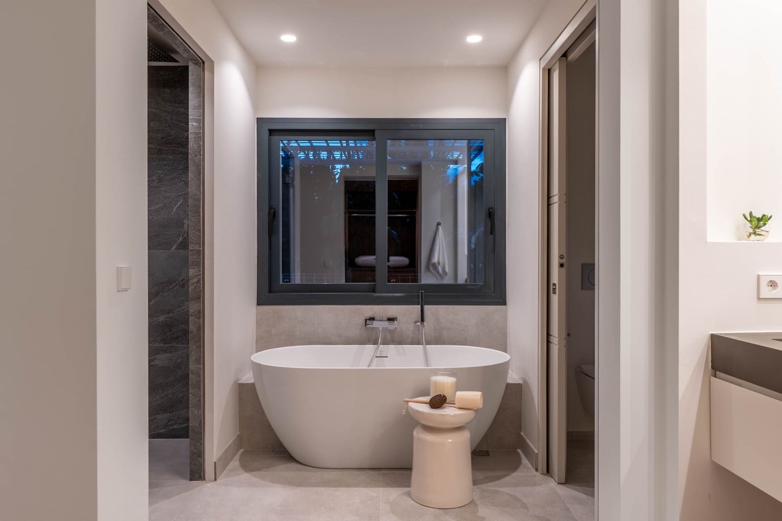 4 soveværelse Villa til salg i Nueva Andalucia med swimmingpool garage - € 2.950.000 (Ref: 8880082)