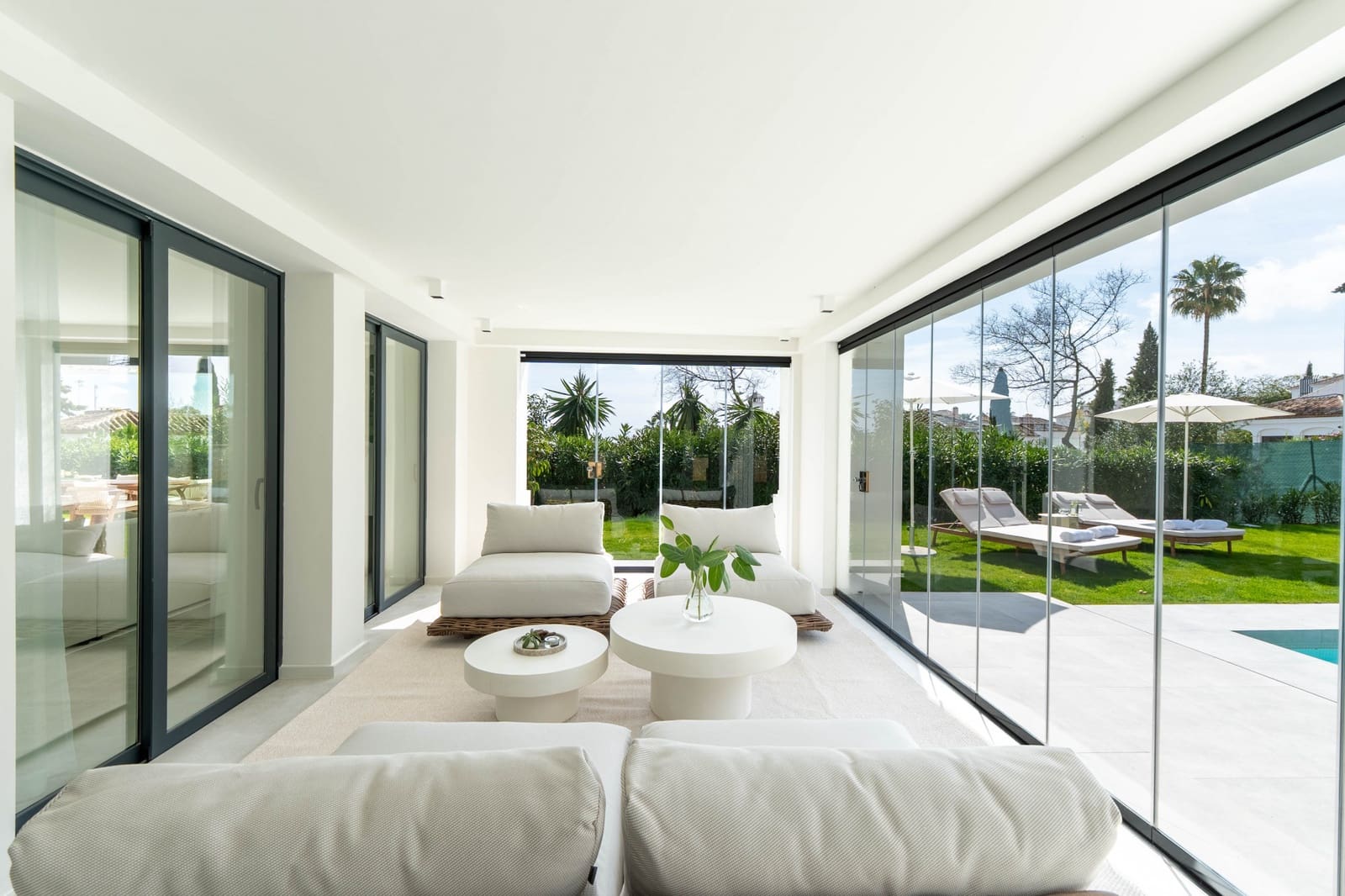 4 soveværelse Villa til salg i Nueva Andalucia med swimmingpool garage - € 2.950.000 (Ref: 8880082)