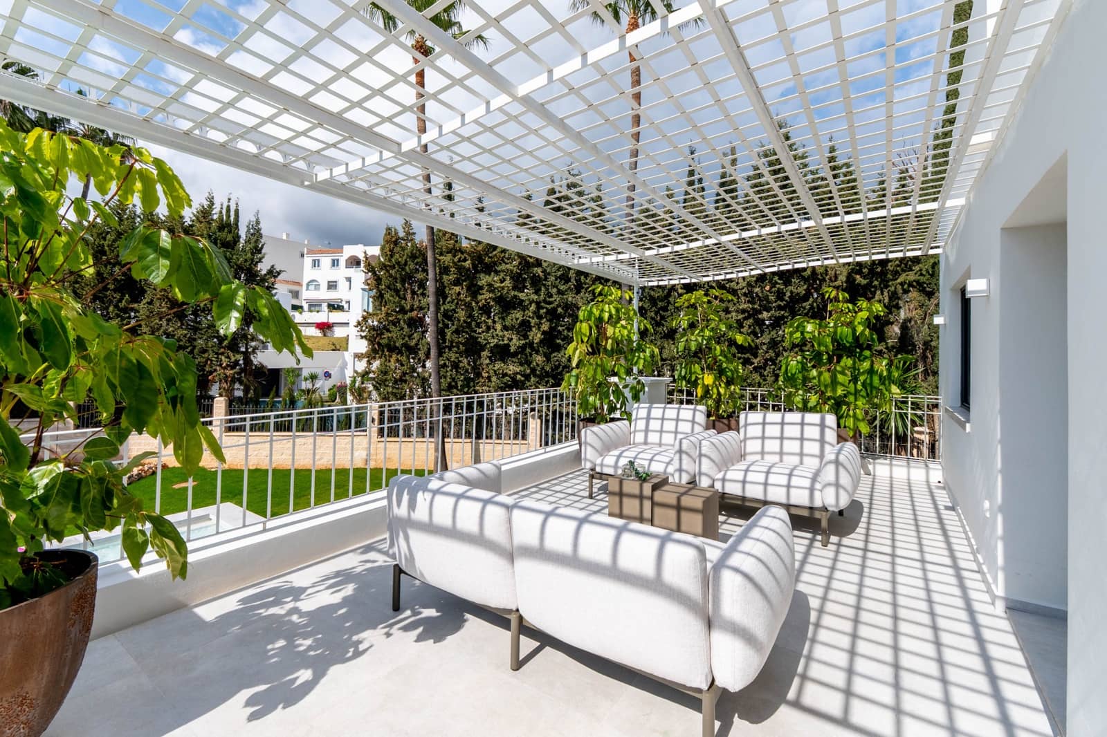 4 soveværelse Villa til salg i Nueva Andalucia med swimmingpool garage - € 2.950.000 (Ref: 8880082)