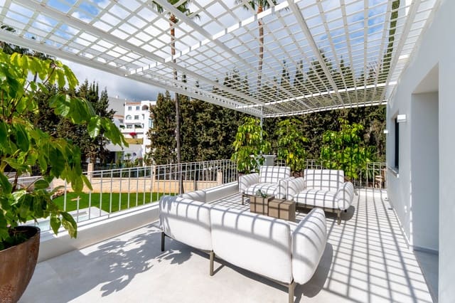 4 soveværelse Villa til salg i Los Naranjos, Marbella med swimmingpool garage - € 2.950.000 (Ref: 8880082)