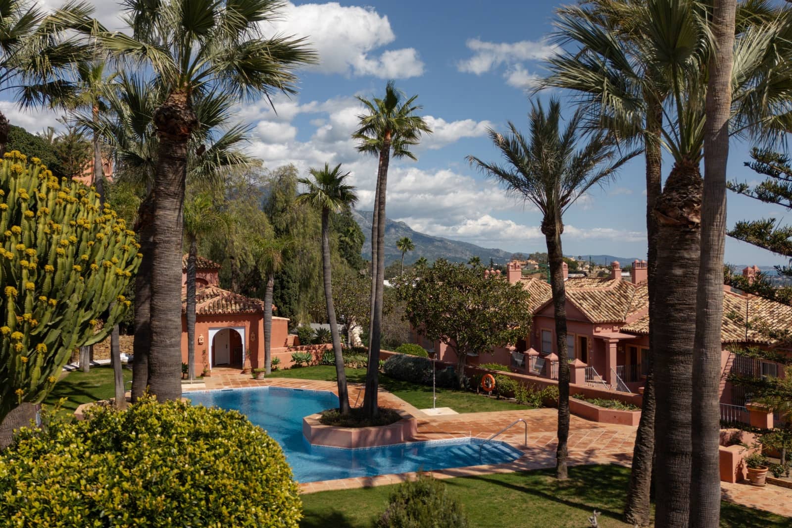 4 bedroom Apartment for sale in Monte Halcones with pool garage - € 1,295,000 (Ref: 8892959)