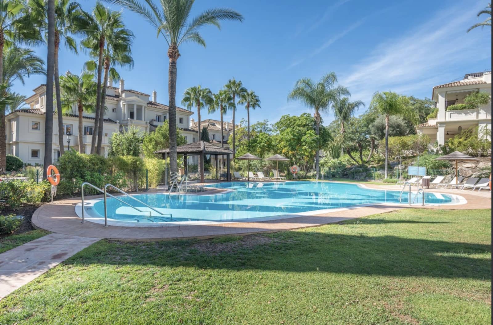 3 sovrum Takvåning till salu i Nueva Andalucia med pool garage - 1 500 000 € (Ref: 8902093)