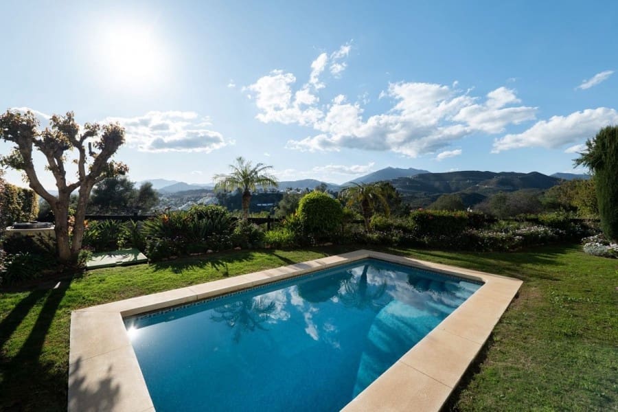 3 bedroom Apartment for sale in Nueva Andalucia with pool garage - € 2,500,000 (Ref: 8912817)