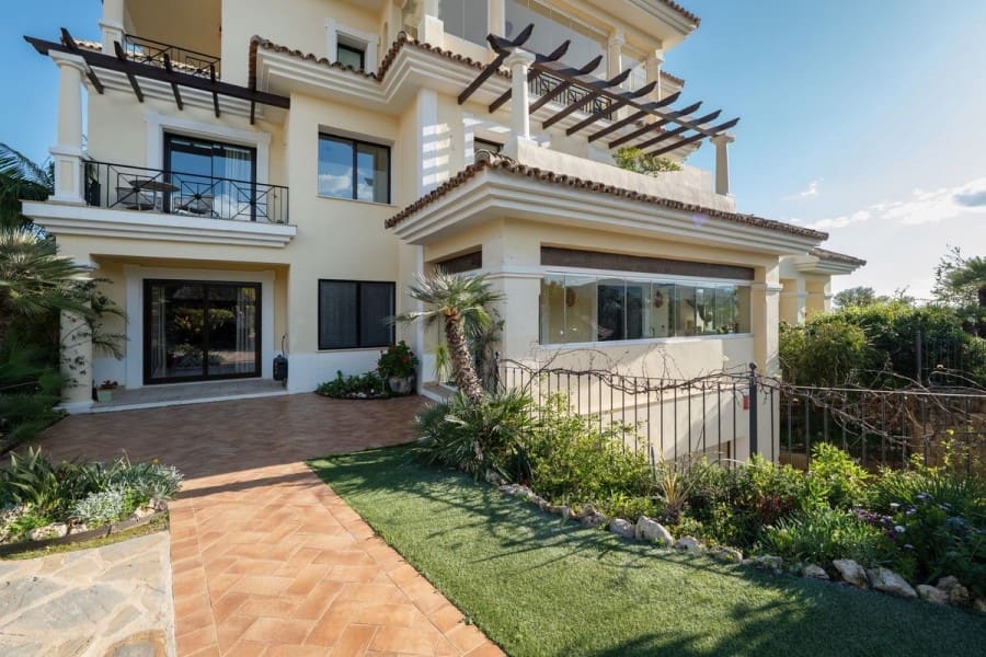 3 bedroom Apartment for sale in Nueva Andalucia with pool garage - € 2,500,000 (Ref: 8912817)