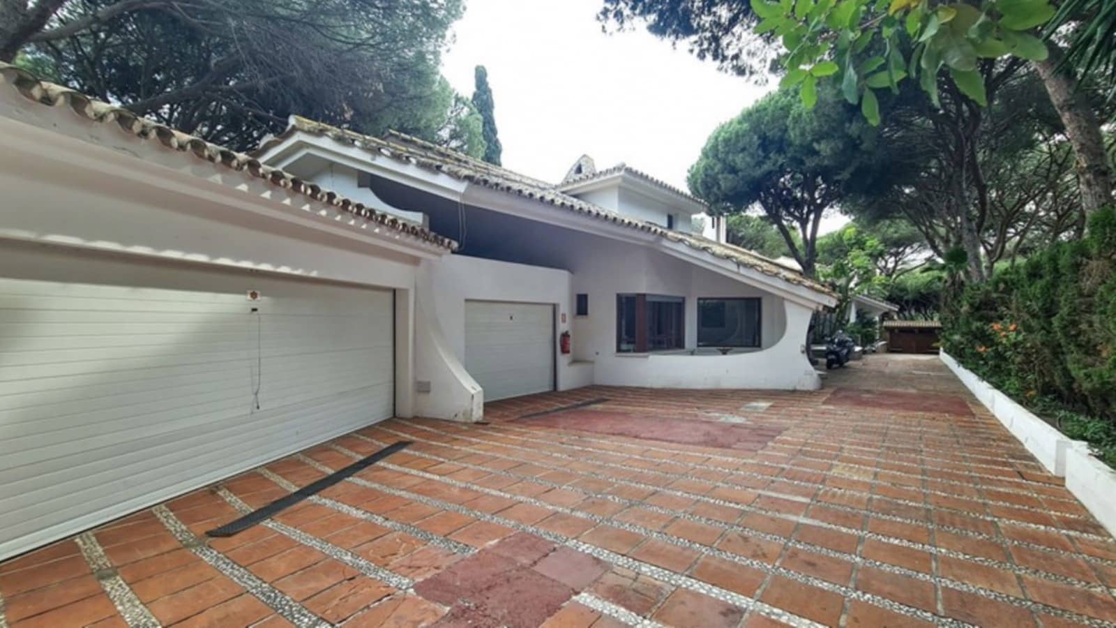 9 bedroom Villa for sale in Marbella with pool garage - € 3,800,000 (Ref: 8918144)