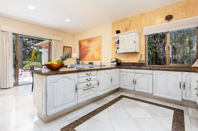 7 slaapkamer Villa te koop in Marbella met zwembad garage - € 2.500.000 (Ref: 8918147)