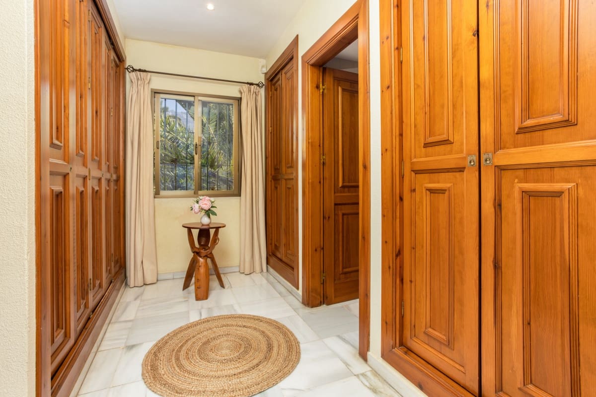 7 bedroom Villa for sale in Marbella with pool garage - € 2,500,000 (Ref: 8918147)