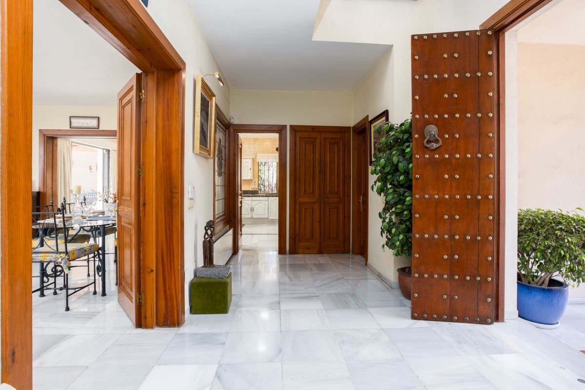 7 bedroom Villa for sale in Marbella with pool garage - € 2,500,000 (Ref: 8918147)