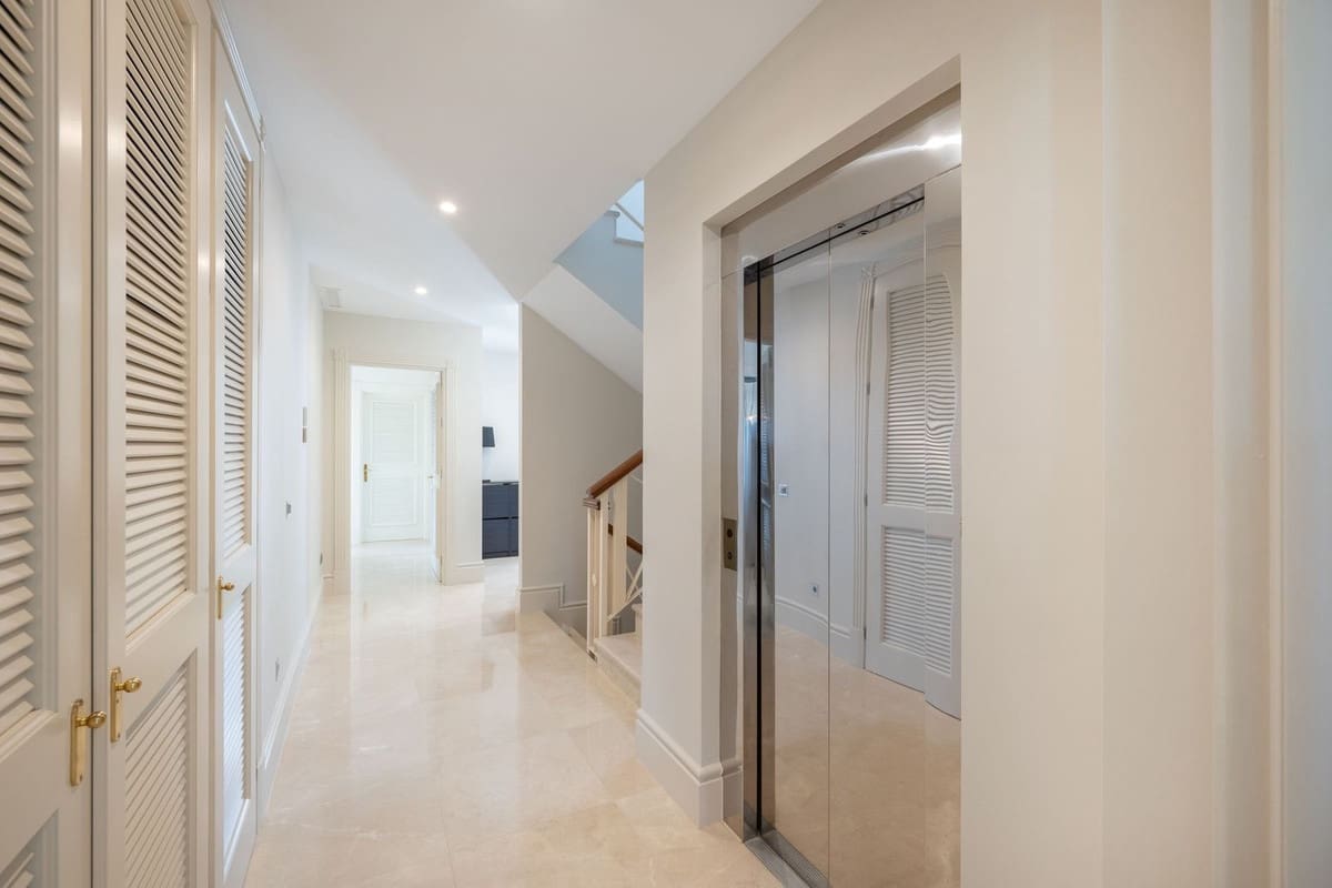 6 soverom Villa til salgs i Marbella med svømmebasseng garasje - € 3 950 000 (Ref: 8918148)