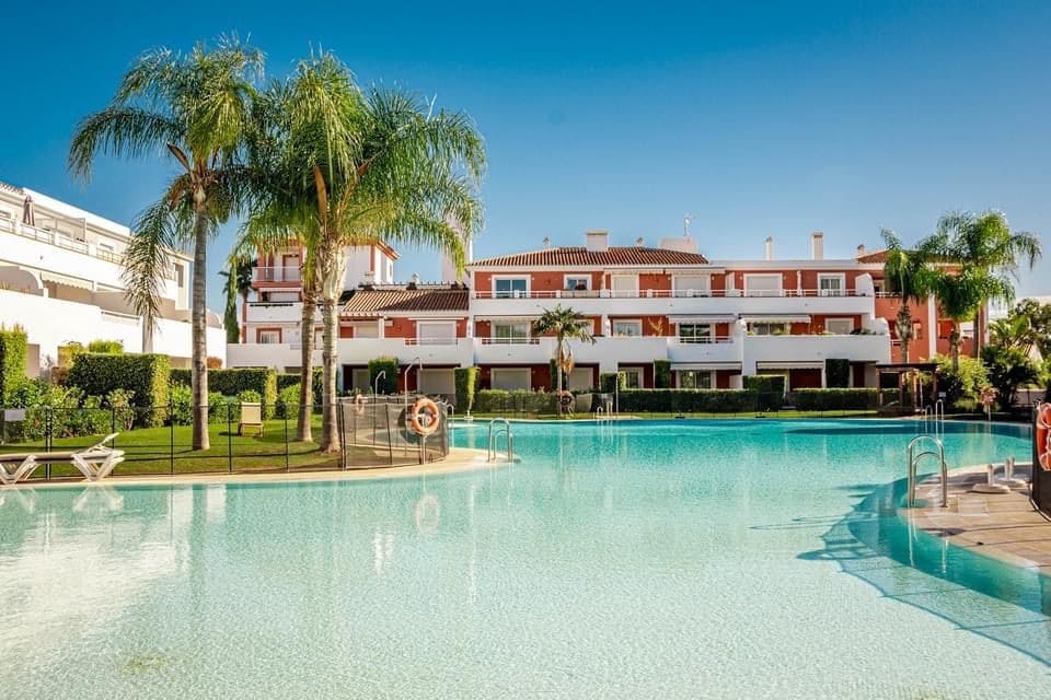 3 chambre Penthouse à vendre à El Paraiso avec piscine garage - 570 000 € (Ref: 8921377)