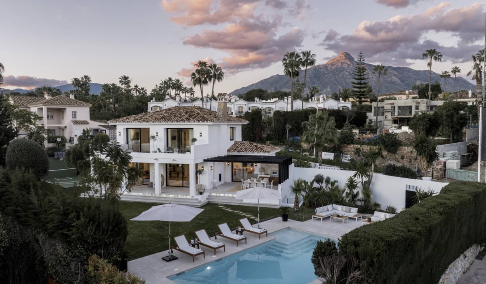 Chalet de 5 habitaciones en Nueva Andalucia en venta con piscina garaje - 3.495.000 € (Ref: 8923938)