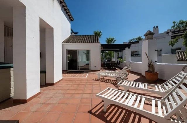 3 soveværelse Penthouse til salg i Puerto Banus, Marbella med swimmingpool garage - € 1.600.000 (Ref: 8926273)