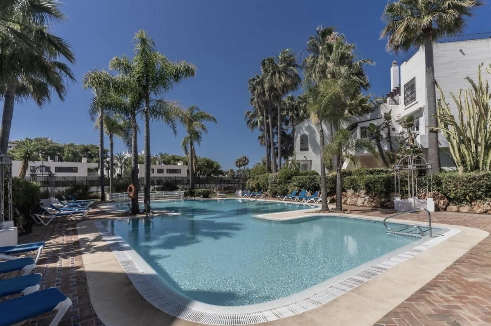 3 Zimmer Penthouse zu verkaufen in Puerto Banus mit Pool Garage - 1.600.000 € (Ref: 8926273)