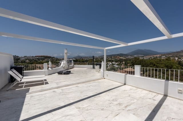 3 makuuhuone Omakotitalo myytävänä paikassa Nueva Andalucia, Marbella mukana uima-altaan 
autotalli - 995 000 € (Ref: 8926278)