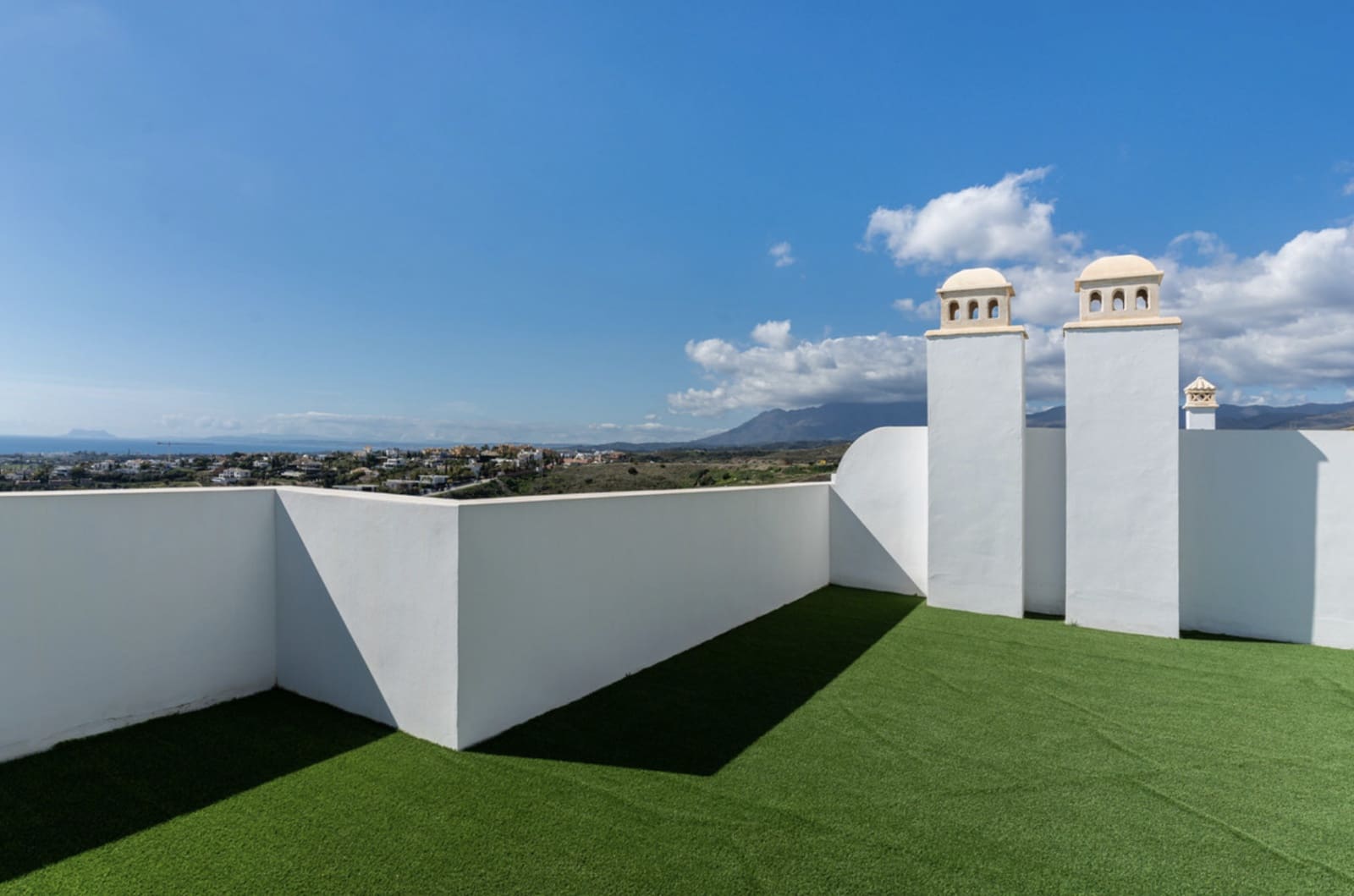 2 bedroom Penthouse for sale in Benahavis with pool garage - € 839,000 (Ref: 8929946)