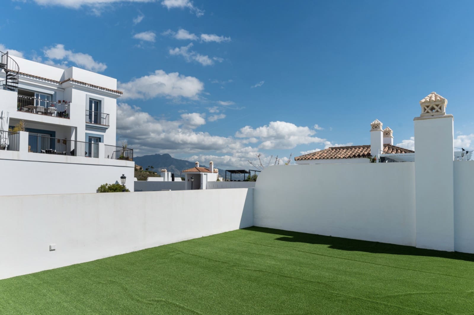 2 bedroom Penthouse for sale in Benahavis with pool garage - € 839,000 (Ref: 8929946)