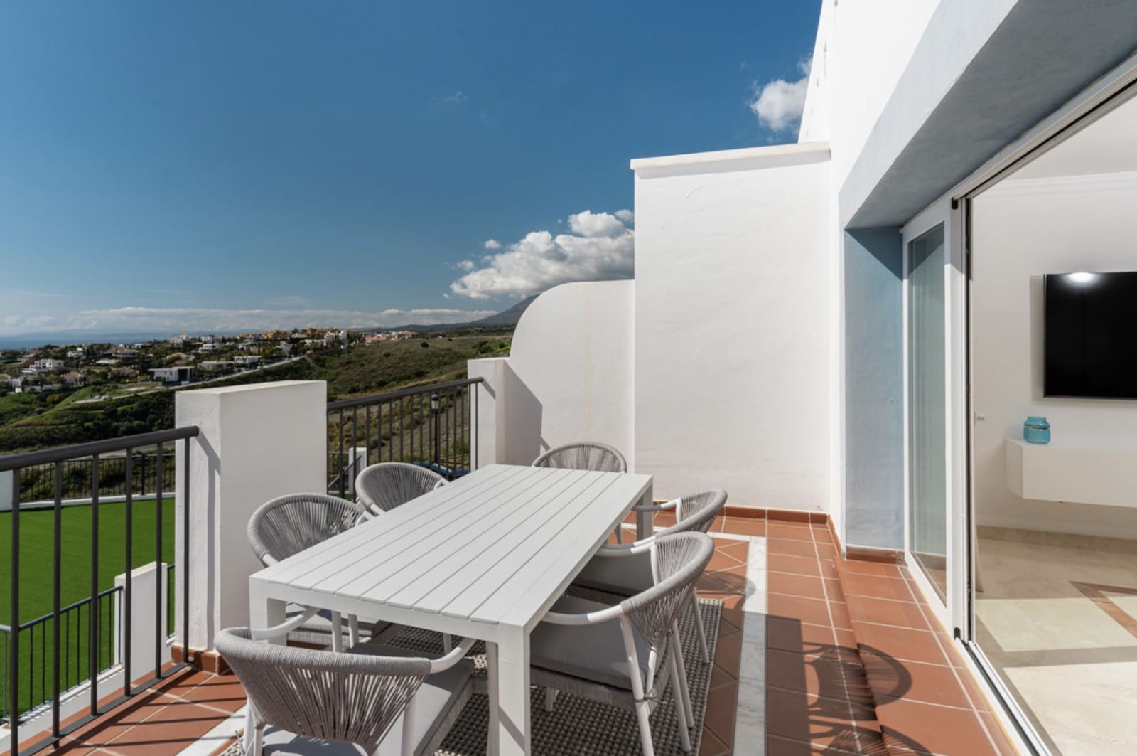 2 bedroom Penthouse for sale in Benahavis with pool garage - € 839,000 (Ref: 8929946)