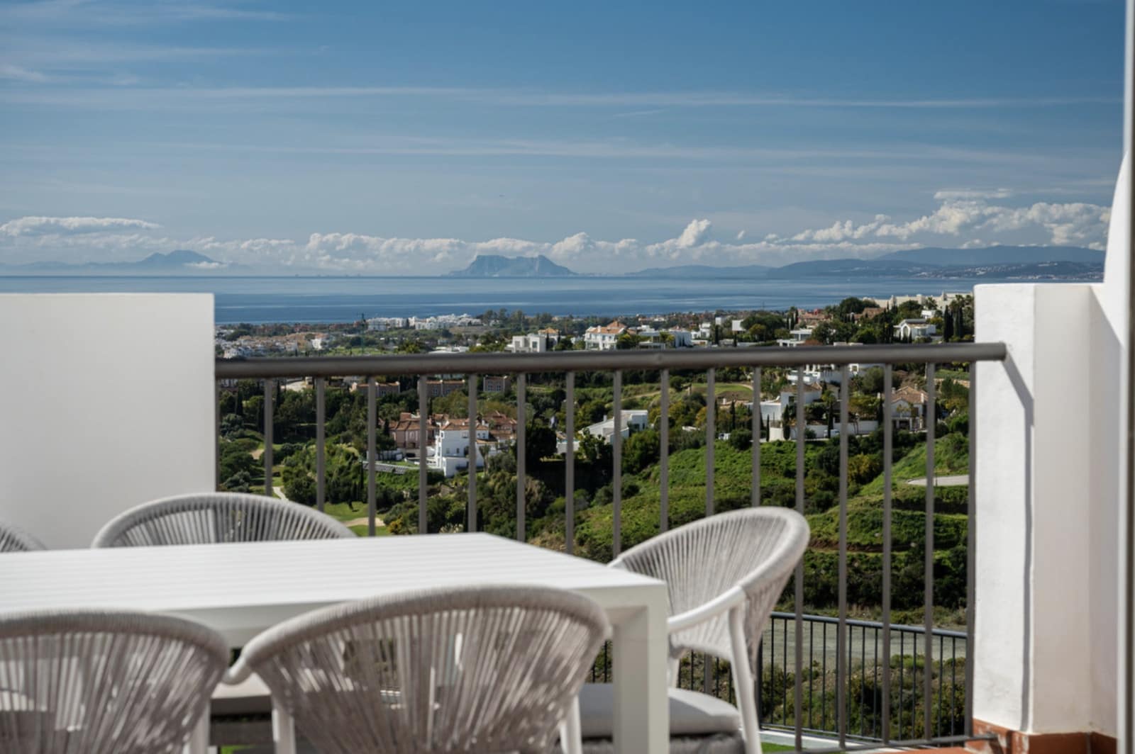 2 bedroom Penthouse for sale in Benahavis with pool garage - € 839,000 (Ref: 8929946)