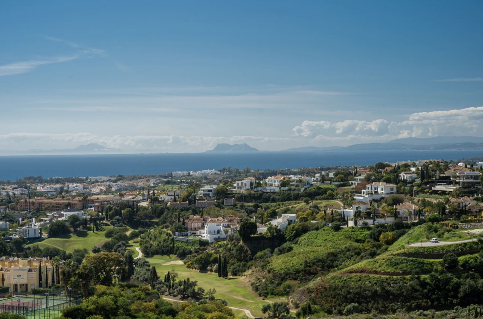 2 bedroom Penthouse for sale in Benahavis with pool garage - € 839,000 (Ref: 8929946)