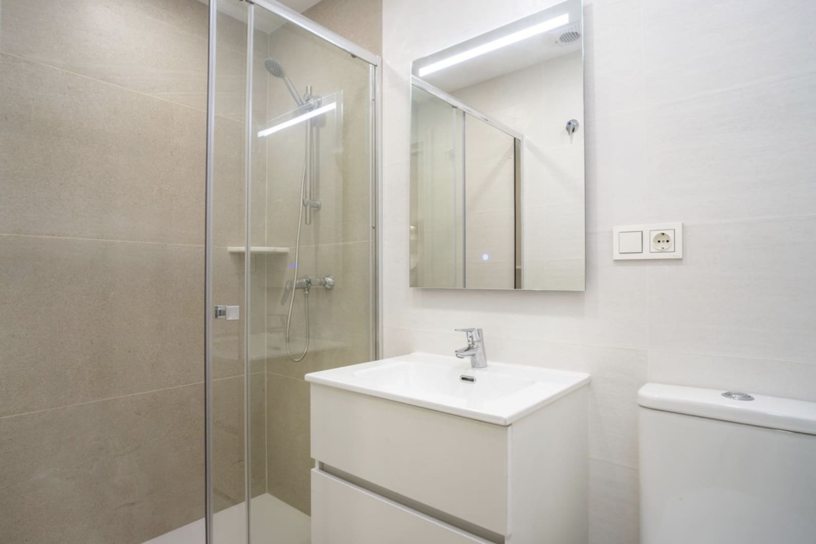 2 sypialnia Apartament na sprzedaż w Puerto Banus z basenem garażem - 740 000 € (Ref: 8929947)