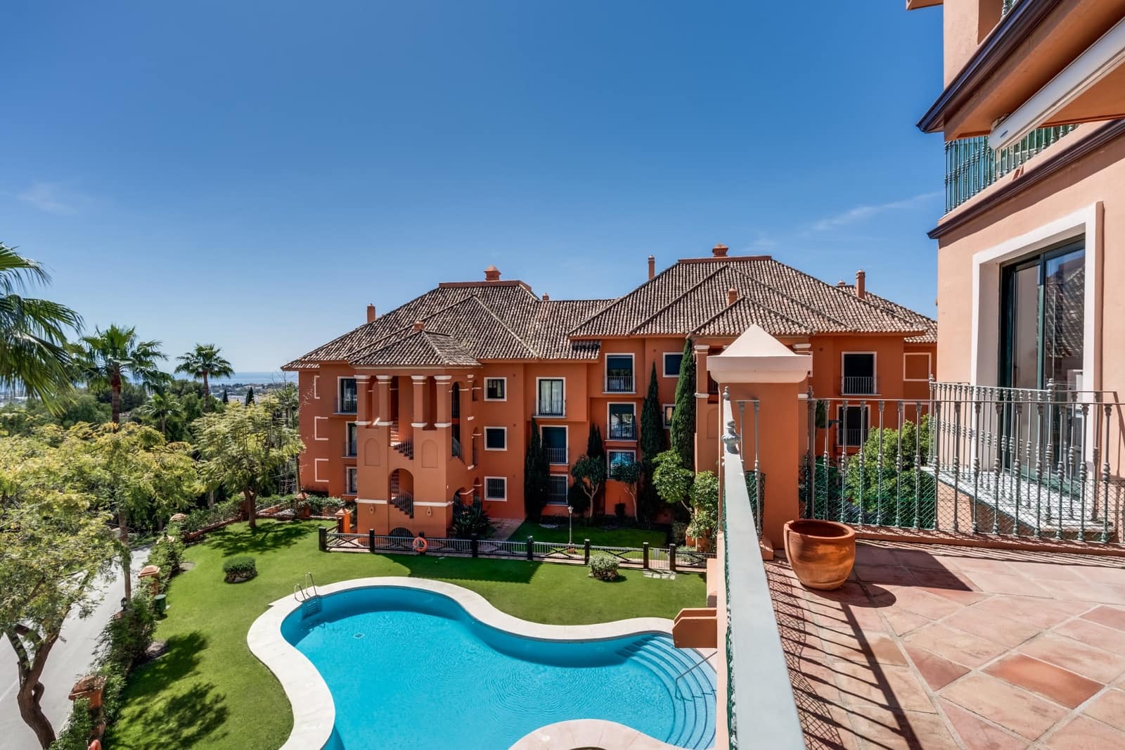 3 sypialnia Apartament na sprzedaż w Benahavis z basenem garażem - 849 000 € (Ref: 8929950)