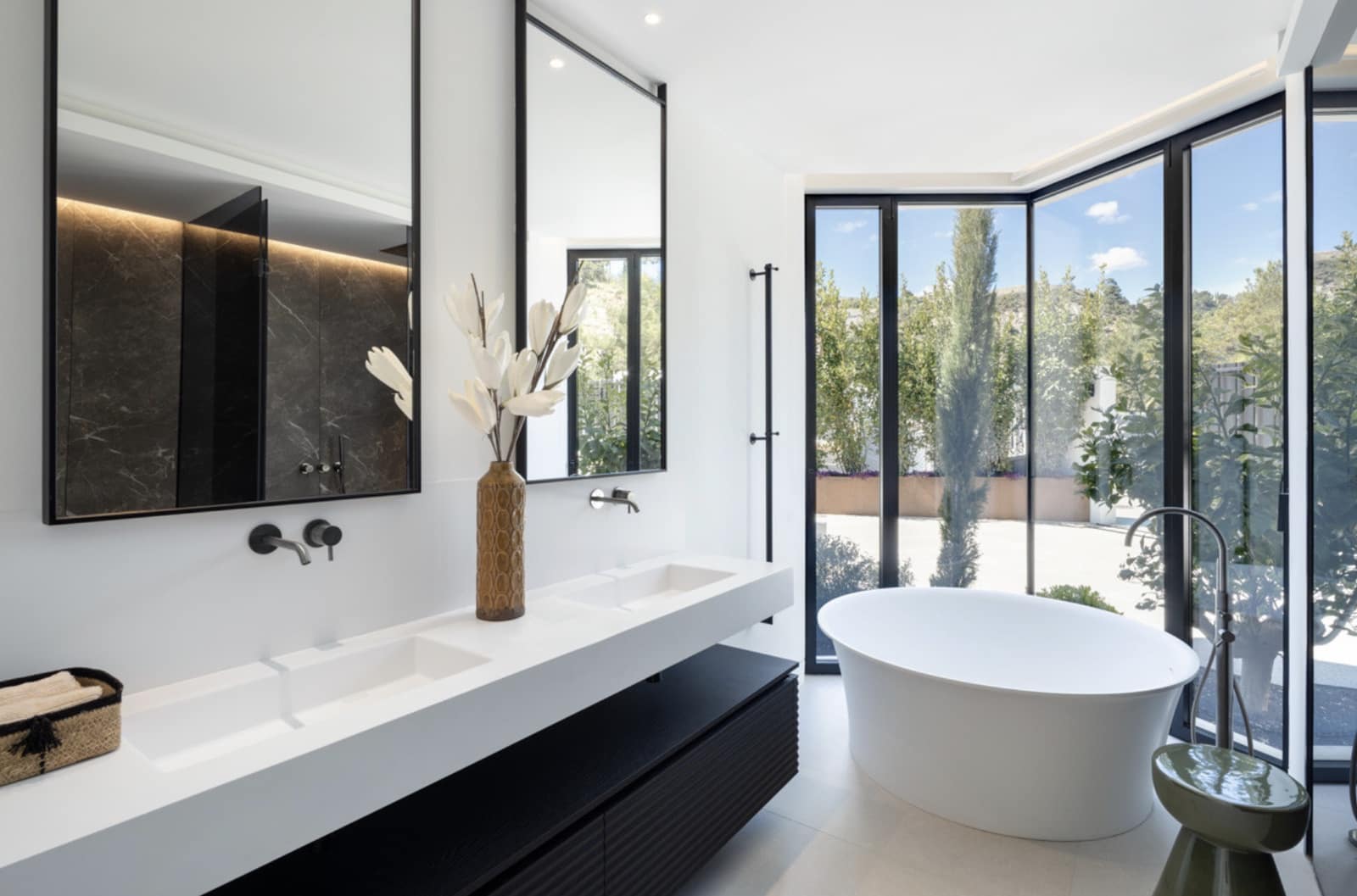 6 bedroom Villa for sale in La Quinta with pool garage - € 6,955,000 (Ref: 8930374)